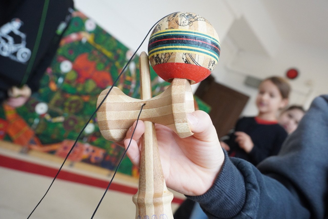 Kendama ist zurück: Vom Spielzeug zum Symbol der Freundschaft